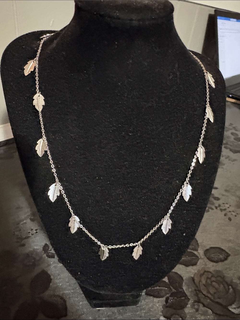 VINTAGE AVON SILVER-TONE LEAF CHARM DANGLE CHOKER 17" NECKLACE